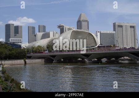 Singapore, Singapur, Asia, Asien; Esplanade – teatri sulla baia; 濱海藝術中心 nowoczesna architektura, sala koncertowa, rzeka i Most, miasto, wieżowce Foto Stock