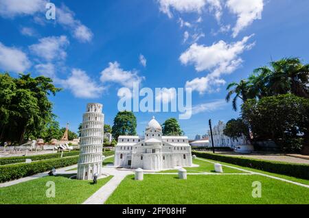 Chon Buri, Thailandia. 3 giugno 2017: La costruzione modello di Piazza dei Miracoli in Mini Siam Pattaya. Duomo di Pisa con la Torre Pendente di Pisa. Foto Stock