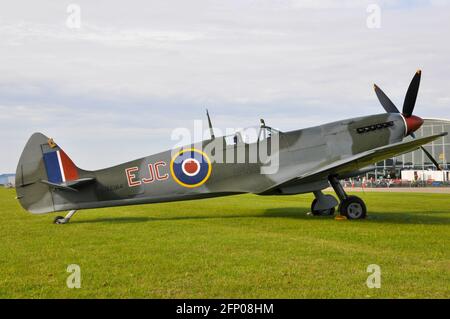 Seconda guerra mondiale Supermarine Spitfire XVI aereo da combattimento TE184. Spitfire LF Mk.XVie TE184 (G-MXVI) su erba Foto Stock