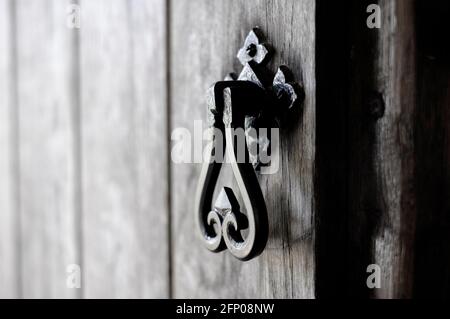 vecchia maniglia in metallo resistente alle intemperie sulla porta in legno, norfolk, inghilterra Foto Stock