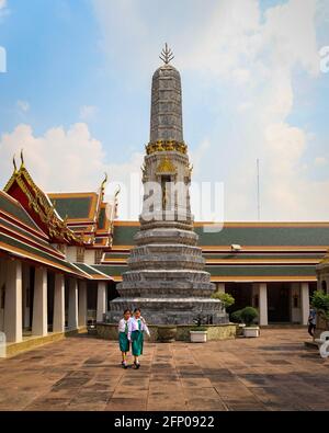 BANGKOK, THAILANDIA - 10 ottobre 2020: I bambini camminano attraverso il tempio di Pho a Bangkok Foto Stock