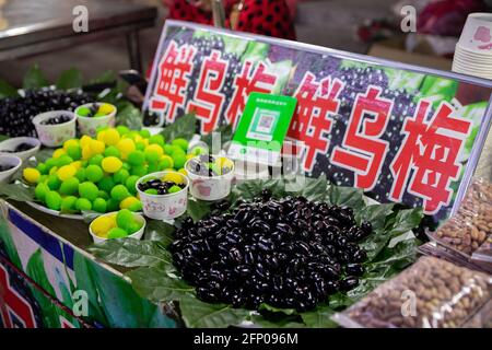 SUZHOU, CINA - 05 novembre 2019: Olive al carrello di strada in Cina Foto Stock