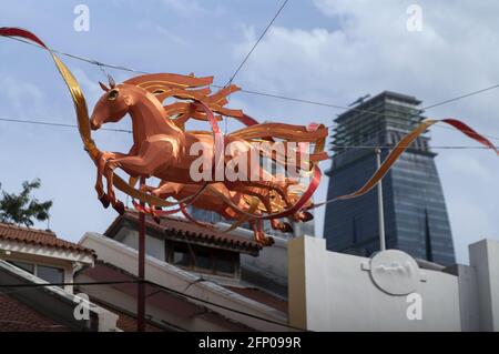 Singapore, Singapur, Asia, Asien; quartiere cinese - cavallo rosso - decorazione di strada per celebrare l'anno cinese del cavallo; Chinesisches Viertel Foto Stock