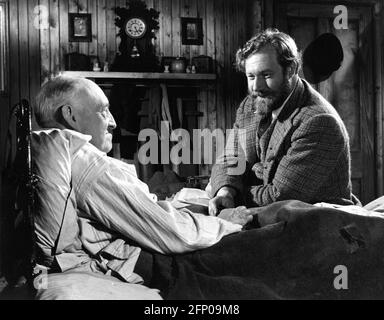 JAMES ANDERSON E JAMES ROBERTSON JUSTICE IN WHISKY GALORE! 1949 regista ALEXANDER MACKENDRIK romanzo Comton Mackenzie sceneggiatura Compton Mackenzie e Angus MacPhail produttore Michael Balcon An Ealing Studios produzione / General Film Distributors (GFD) Foto Stock