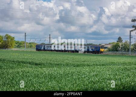 Treno per pendolari diesel DMU classe 150 della Northern Rail all'incrocio di Winwick. Foto Stock