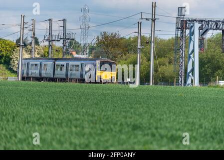 Treno per pendolari diesel DMU classe 150 della Northern Rail all'incrocio di Winwick. Foto Stock