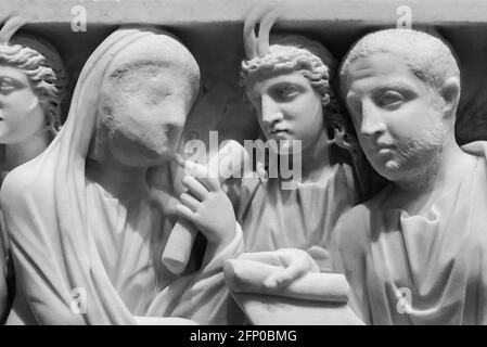 Foto in bianco e nero di antiche sculture romane scolpite una parete di marmo che mostra in dettaglio una donna velata che parla ad un uomo Foto Stock