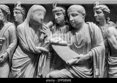 Foto in bianco e nero di antiche sculture romane scolpite parete di marmo che mostra la donna con un velo che parla con a. uomo mentre circondato da uomini con corna Foto Stock