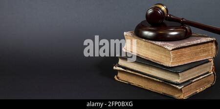 Concetto di legge - libro di legge con un gavel dei giudici di legno sul tavolo in una stanza di corte o un ufficio di applicazione della legge. Spazio di copia per il testo Foto Stock