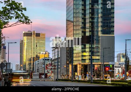 Varsavia, Polonia - 10 maggio 2021: Nuovo distretto finanziario e degli affari Wola con la torre dell'unità di Varsavia e i grattacieli Rondo One in via Prosta Foto Stock