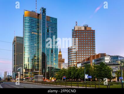 Varsavia, Polonia - 10 maggio 2021: Quartiere finanziario e finanziario di Srodmiescie con Rondo One, Ilmet e Culture and Science Palace Towers Foto Stock