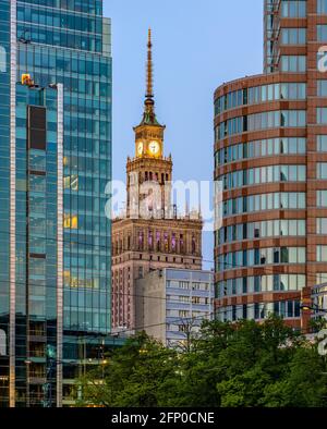 Varsavia, Polonia - 10 maggio 2021: Quartiere finanziario e finanziario di Srodmiescie con Rondo One, Ilmet e Culture and Science Palace Towers Foto Stock