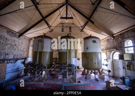 Malchin, Germania. 20 maggio 2021. Grandi serbatoi d'acqua si trovano nella sala macchine di un vecchio acquedotto sulla Peene. Credit: Jens Büttner/dpa-Zentralbild/dpa/Alamy Live News Foto Stock