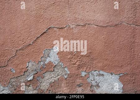 Struttura astratta della parete in stucco dipinto in terracotta con vernice da peeling. Foto Stock