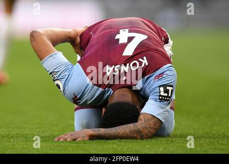 L'Aston Villa's Ezri Konsa reagisce a un infortunio durante la partita della Premier League al Tottenham Hotspur Stadium di Londra. Data immagine: Mercoledì 19 maggio 2021. Foto Stock