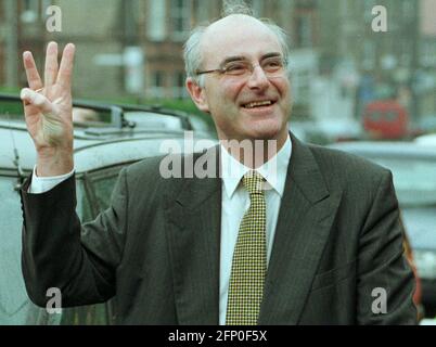 Il leader conservatore scozzese David McLetchie ha votato oggi a Edimburgo (GIOVEDÌ 6/5/99) dove ha incoraggiato tre voti per i conservatori. Foto Stock