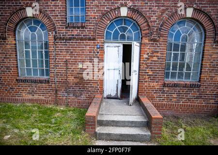 Malchin, Germania. 20 maggio 2021. L'ingresso ad un vecchio acquedero sulla Peene. Credit: Jens Büttner/dpa-Zentralbild/dpa/Alamy Live News Foto Stock