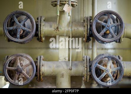 Malchin, Germania. 20 maggio 2021. I sistemi di tubi arrugginiti e i dispositivi di chiusura si trovano nella sala macchine di un vecchio impianto idrico sulla Peene. Credit: Jens Büttner/dpa-Zentralbild/dpa/Alamy Live News Foto Stock