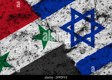 Concetto di conflitto tra Israele e Siria con bandiere dipinte su un muro con una crepa Foto Stock