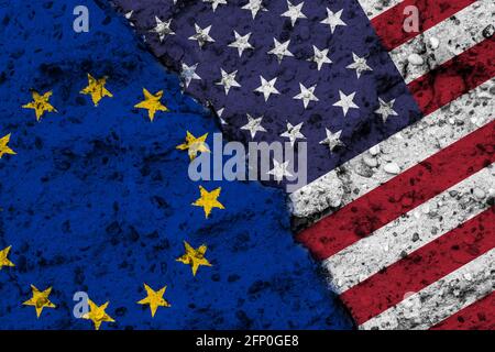 Concetto del conflitto tra gli Stati Uniti d'America e l'Unione europea con bandiere dipinte su una parete ruvida con una crepa Foto Stock