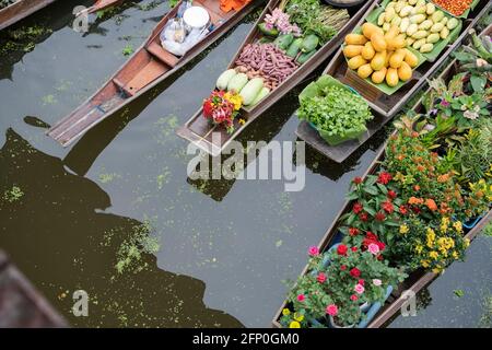 Mercato galleggiante di Tha Kha in Thailandia Foto Stock