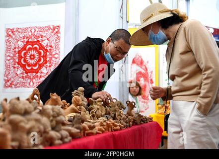 Zhengzhou, provincia cinese di Henan. 20 maggio 2021. I visitatori si recano all'ottava fiera dedicata alle merci di Sanmenxia, nella provincia di Henan, in Cina centrale, il 20 maggio 2021. La fiera è iniziata qui giovedì. Credit: Hao Yuan/Xinhua/Alamy Live News Foto Stock