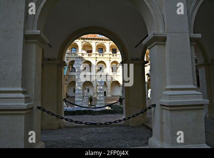 Vista panoramica ad arco della Landhaus un palazzo rinascimentale del XVI secolo con finestre ad arco rotonde a Graz, Austria. Foto Stock