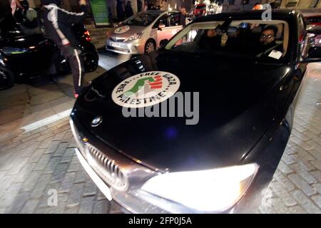 I palestinesi con le automobili hanno guidato alla bbc ed hanno avuto una dimostrazione e dappertutto Londra. C'era la polizia alla bbc, ma erano lì dopo l'arrivo dei palestinesi. Comunque chiudeva la strada di Regent in cima ed era un po' rumorosa, ma poi andavano altrove . La polizia li ha seguiti intorno dopo che hanno controllato le loro gomme prima che andassero sopra.il tempo era fra 1:00 e 1.30:00 questa mattina quando questo è accaduto 19/5/2021 immagini blitz Foto Stock