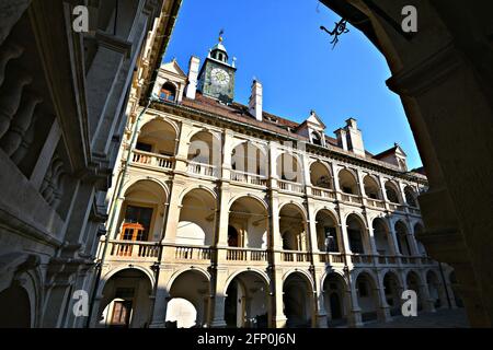 Vista panoramica ad arco della Landhaus un palazzo rinascimentale del XVI secolo con finestre ad arco rotonde a Graz, Austria. Foto Stock