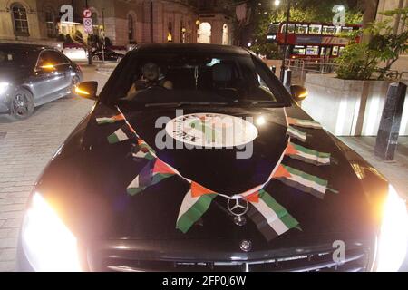 I palestinesi con le automobili hanno guidato alla bbc ed hanno avuto una dimostrazione e dappertutto Londra. C'era la polizia alla bbc, ma erano lì dopo l'arrivo dei palestinesi. Comunque chiudeva la strada di Regent in cima ed era un po' rumorosa, ma poi andavano altrove . La polizia li ha seguiti intorno dopo che hanno controllato le loro gomme prima che andassero sopra.il tempo era fra 1:00 e 1.30:00 questa mattina quando questo è accaduto 19/5/2021 immagini blitz Foto Stock