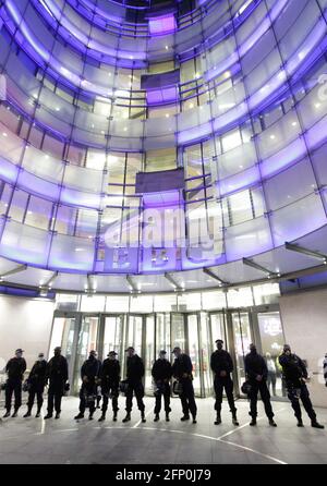 I palestinesi con le automobili hanno guidato alla bbc ed hanno avuto una dimostrazione e dappertutto Londra. C'era la polizia alla bbc, ma erano lì dopo l'arrivo dei palestinesi. Comunque chiudeva la strada di Regent in cima ed era un po' rumorosa, ma poi andavano altrove . La polizia li ha seguiti intorno dopo che hanno controllato le loro gomme prima che andassero sopra.il tempo era fra 1:00 e 1.30:00 questa mattina quando questo è accaduto 19/5/2021 immagini blitz Foto Stock