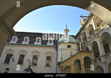 Vista panoramica ad arco della Landhaus un palazzo rinascimentale del XVI secolo con finestre ad arco rotonde a Graz, Austria. Foto Stock