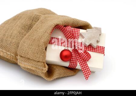 Regalo di Natale in borsa santa isolato su bianco Foto Stock