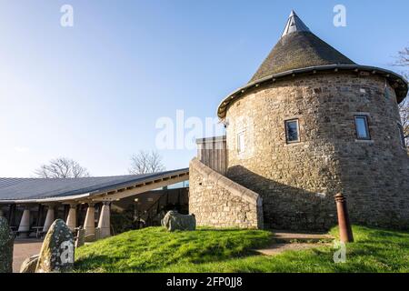 La torre rotonda di Oriel y Parc a St Davids. È una mattina luminosa, soleggiata, invernale, il cielo è blu e nessuno è circa. Foto Stock
