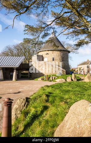 La torre rotonda di Oriel y Parc a St Davids. È una mattina luminosa, soleggiata, invernale, il cielo è blu e nessuno è circa. Foto Stock