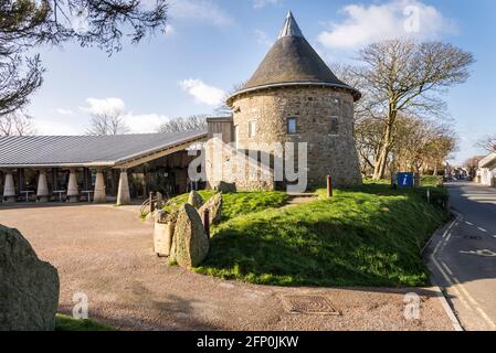 La torre rotonda di Oriel y Parc a St Davids. È una mattina luminosa, soleggiata, invernale, il cielo è blu e nessuno è circa. Foto Stock