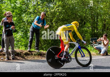 Espelette, Francia - Luglio 28,2018: Il ciclista gallese Geraint Thomas del Team Sky indossa la maglia gialla, cavalcando durante l'individuo contro il Cl Foto Stock