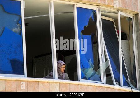 (210520) -- GAZA, 20 maggio 2021 (Xinhua) -- UNA donna palestinese è vista all'interno di una casa danneggiata durante un attacco aereo israeliano in via al-Saftawi nel nord della striscia di Gaza, il 20 maggio 2021. (Foto di Rizek Abdeljawad/Xinhua) Foto Stock