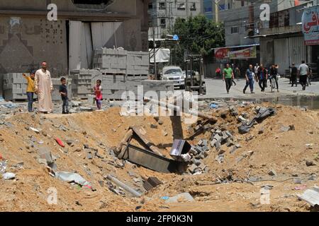 (210520) -- GAZA, 20 maggio 2021 (Xinhua) -- i palestinesi ispezionano i detriti di una casa distrutta durante un attacco aereo israeliano nel campo profughi di Jabalia nel nord della striscia di Gaza, il 20 maggio 2021. (Foto di Rizek Abdeljawad/Xinhua) Foto Stock