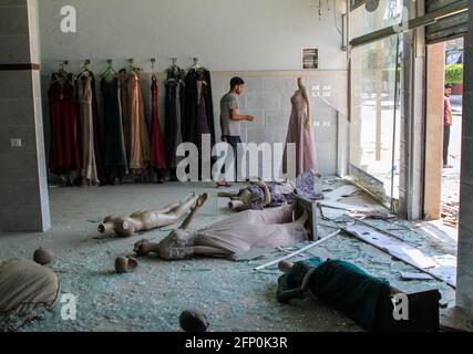 (210520) -- GAZA, 20 maggio 2021 (Xinhua) -- UN palestinese ispeziona i detriti di un negozio danneggiato durante un attacco aereo israeliano in via al-Saftawi nel nord della striscia di Gaza, il 20 maggio 2021. (Foto di Rizek Abdeljawad/Xinhua) Foto Stock