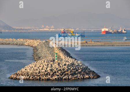Shipping & Dolosse tipo cemento porto difese del mare al largo della costa degli Emirati Arabi Uniti stato di Fujairah un bunkering servizi porto Golfo di Oman Emirati Arabi Uniti Foto Stock
