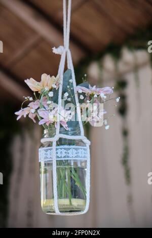 decorazioni rustiche per un matrimonio con margherite color pastello e. foglie di eucalipto in vasi di vetro Foto Stock