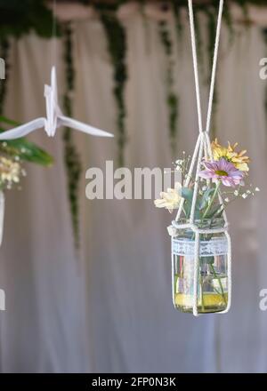 decorazioni rustiche per un matrimonio con margherite color pastello e. foglie di eucalipto in vasi di vetro Foto Stock