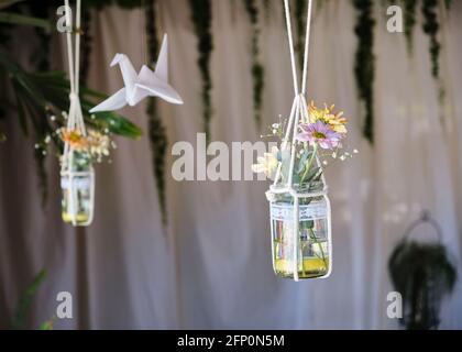 decorazioni rustiche per un matrimonio con margherite color pastello e. foglie di eucalipto in vasi di vetro Foto Stock