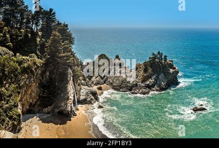 La cascata McWay e la baia nel Julia Pfeiffer Burns state Park, California Foto Stock
