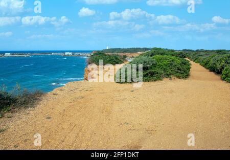 Costa a Conil de la Frontera, nel sud di Spagna con spiaggia in una giornata nuvolosa Foto Stock
