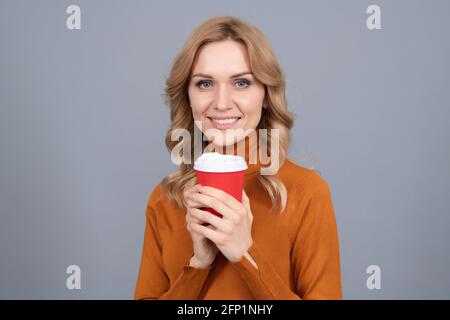 La caffeina mi fa eccitare. Happy woman Hold Cup sfondo grigio. Gustando una bevanda alla caffeina Foto Stock