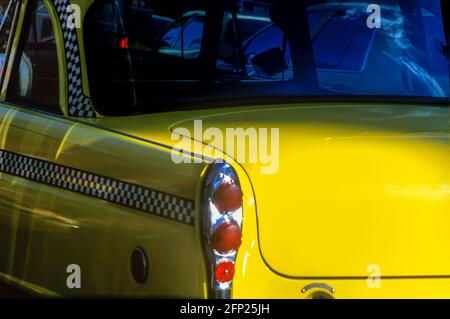 2005 STORICO CLASSICO CHECKER TAXI GIALLO (©MOTORI CHECKER 1958) OTTAVA AVENUE MIDTOWN MANHATTAN NEW YORK CITY USA Foto Stock