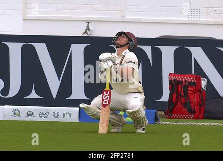20 maggio 2021. Londra, Regno Unito. Il Surrey's Rory Burns esce dopo pranzo mentre Surrey prende il Middlesex nel campionato della contea al Kia Oval, giorno uno. David Rowe/Alamy Live News. Foto Stock