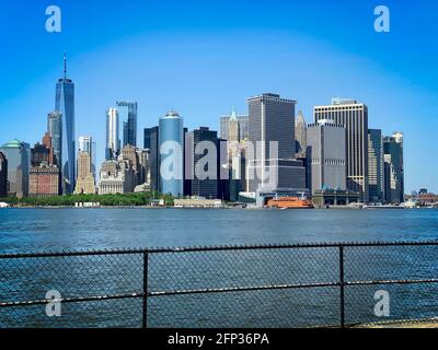 New York, NY, USA - 20 maggio 2021: Vista ravvicinata di Lower Manhattan vista da Governors Island Foto Stock